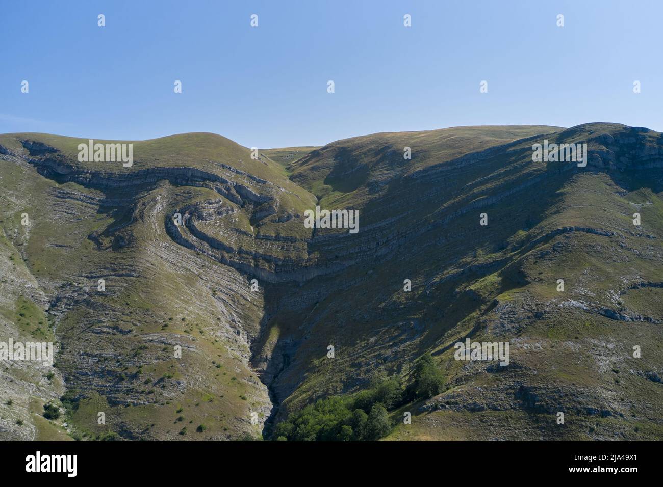 Montagne incroyable avec des couches de roche au Monténégro Banque D'Images