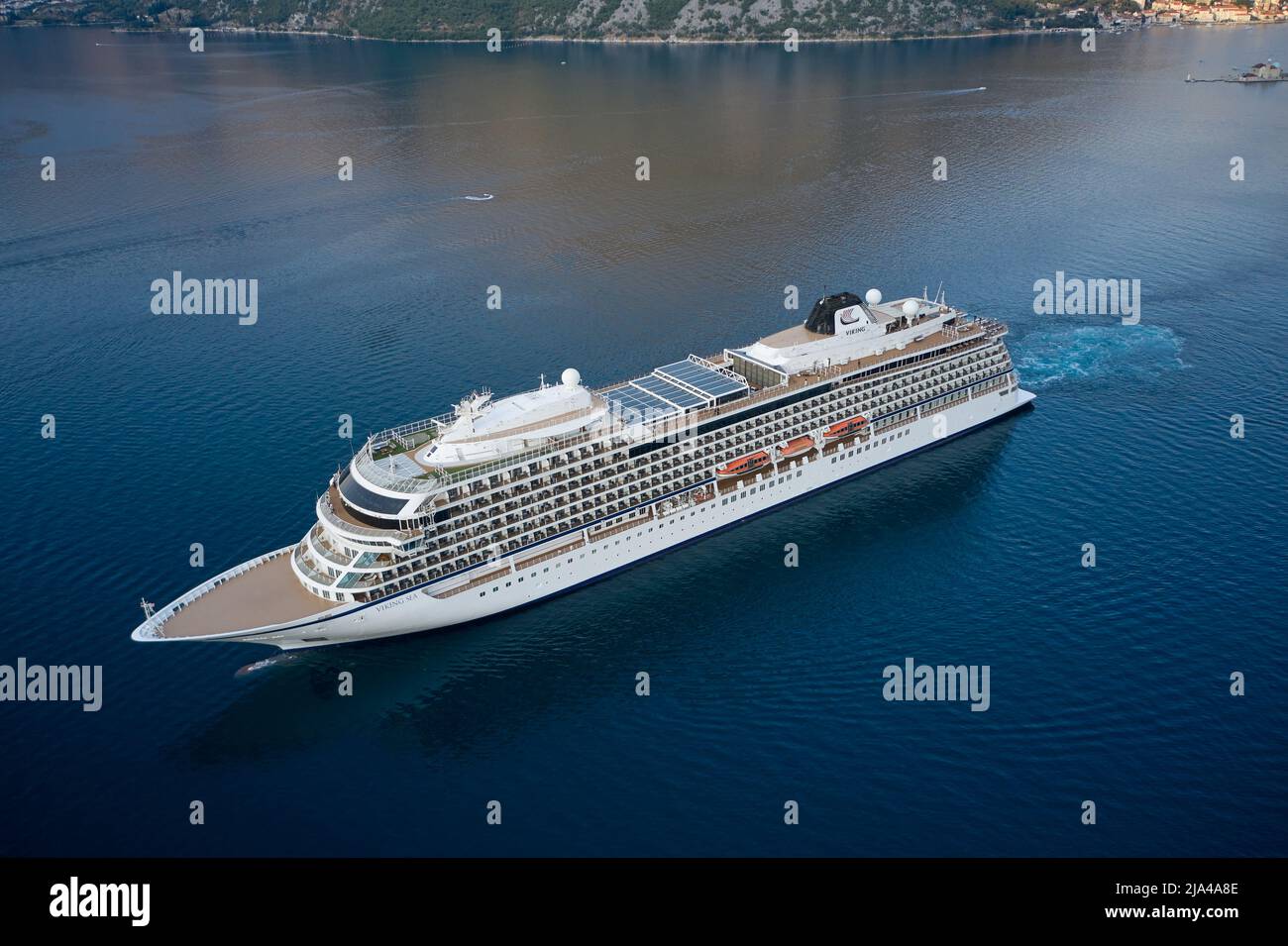KOTOR, MONTÉNÉGRO - 24 JUILLET 2021 : vue aérienne du navire de croisière en mer Banque D'Images