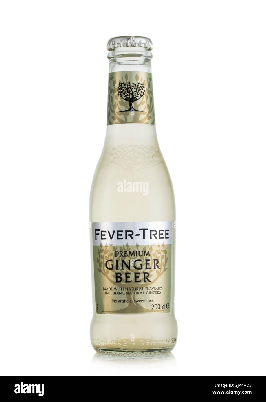 LONDRES, Royaume-Uni - 11 MAI 2022 : Fever Tree Ginger bière boisson sur blanc. Banque D'Images