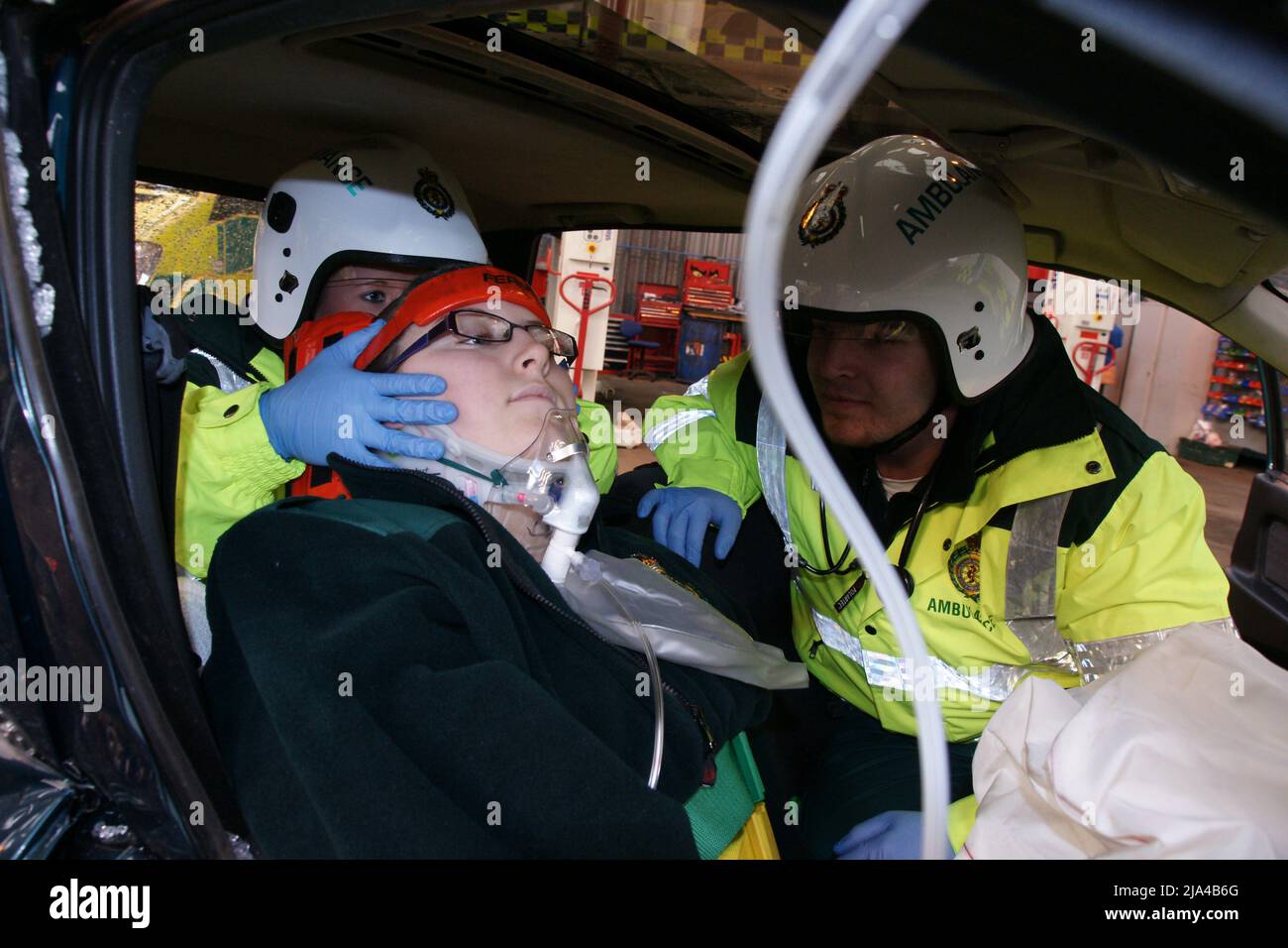 Équipage d'ambulance traitant la victime, Golden Hour Banque D'Images