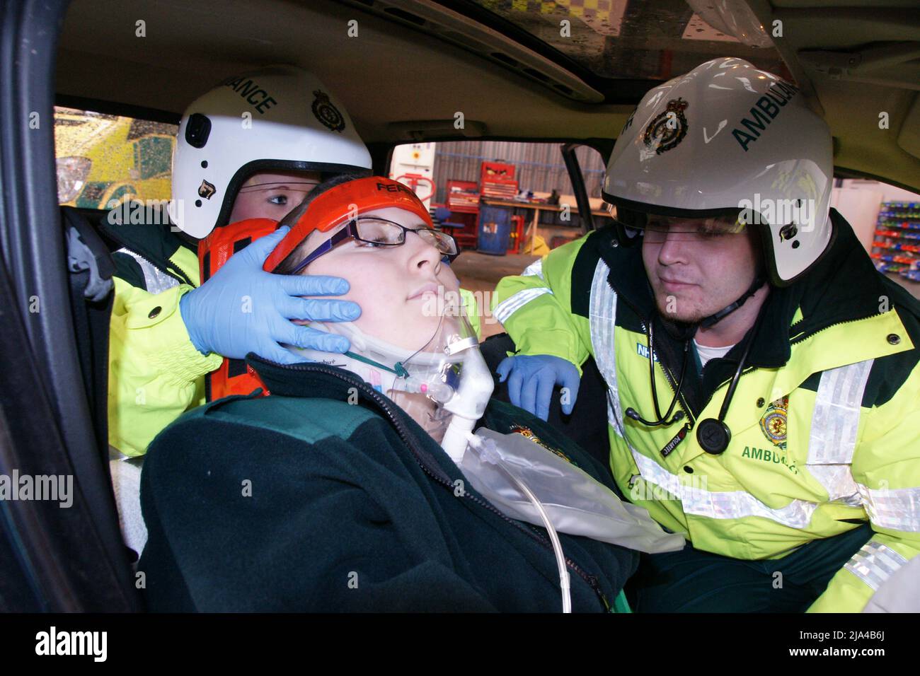 Équipage d'ambulance à l'incident, RTC, collision routière Banque D'Images