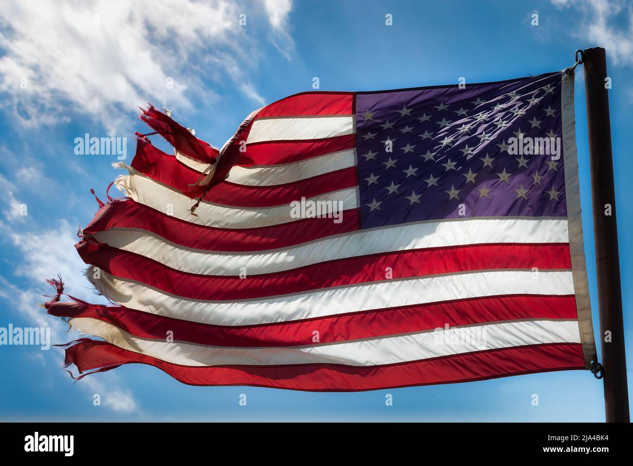 Un drapeau américain en lambeaux se déferle au vent près de la campagne de Fabens, au Texas, juste à l'est d'El Paso. Banque D'Images