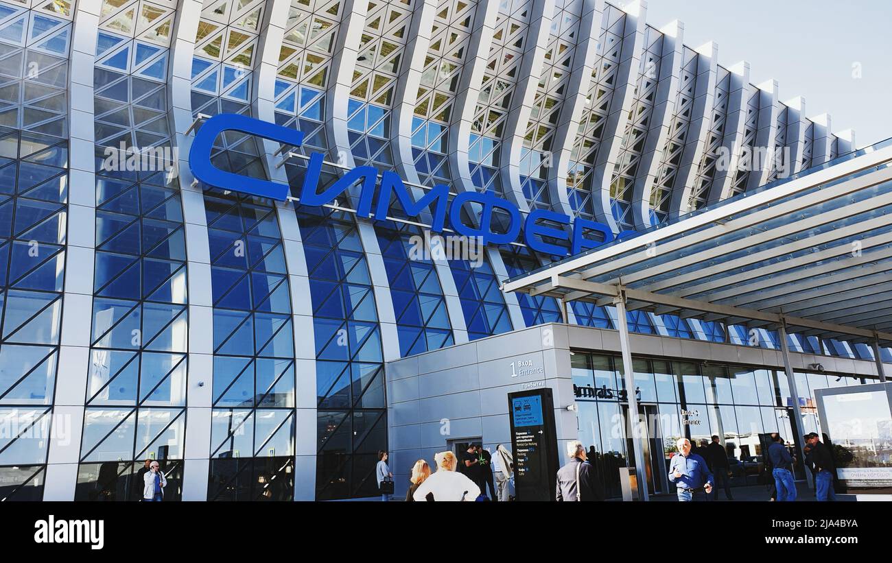SIMFEROPOL, CRIMÉE - 30 septembre 2019 : vue rapprochée de l'entrée du terminal passagers moderne de l'aéroport international de Simferopol. Vue depuis le Banque D'Images