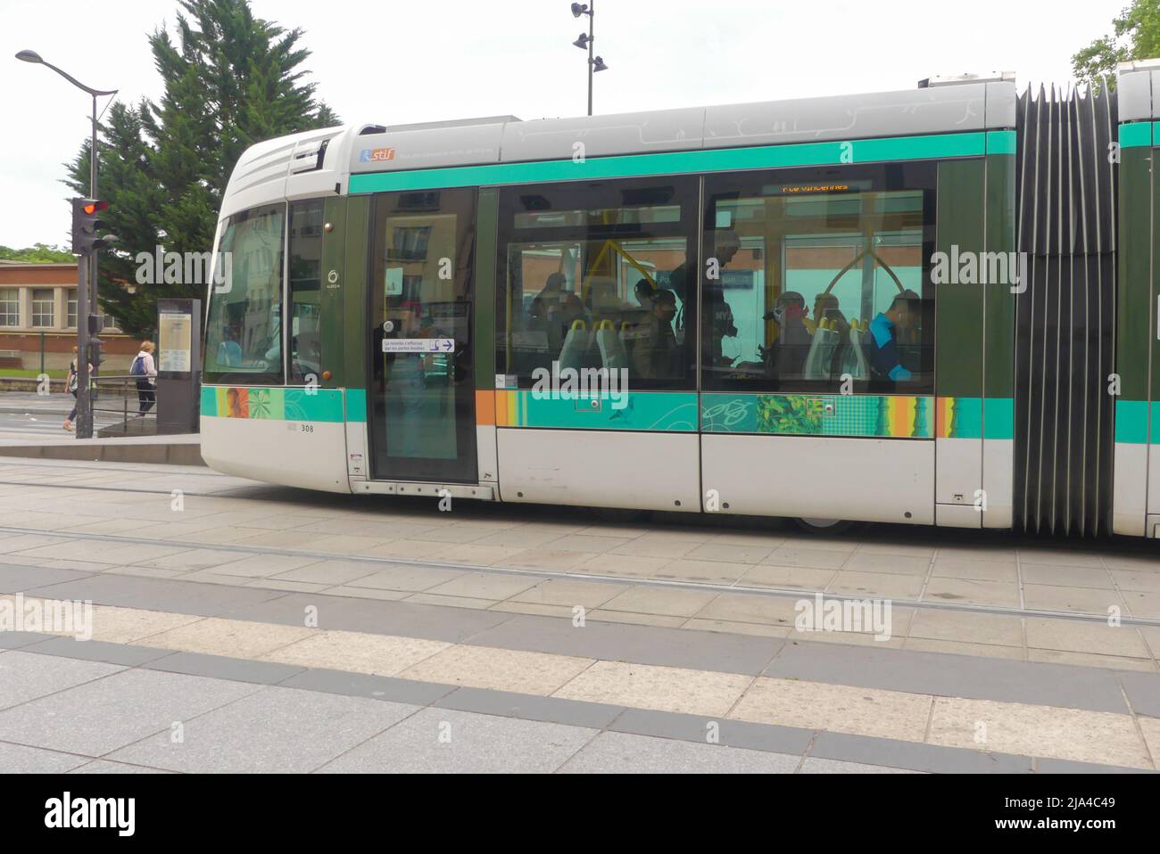 Paris, France. Mai 22. 2022. Passage en tramway à la gare de Bercy. Transports publics et écologiques. Banque D'Images
