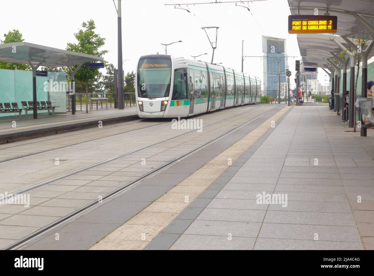 Paris, France. Mai 22. 2022. Passage en tramway à la gare de Bercy. Transports publics et écologiques. Banque D'Images