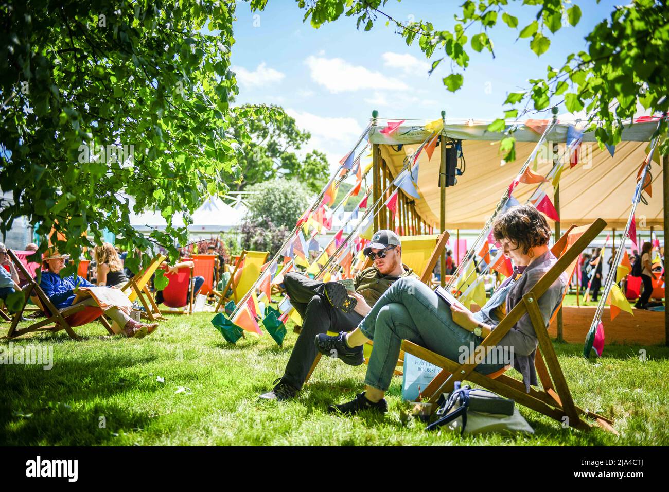27th mai 2022, Hay-on-Wye, pays de Galles les gens se détendent au soleil avec un livre au Hay Festival of Art and Literature 2022 à Powys, pays de Galles. Le festival se tiendra jusqu'à la semaine prochaine et attire des auteurs du monde entier pour participer à l'événement. Banque D'Images