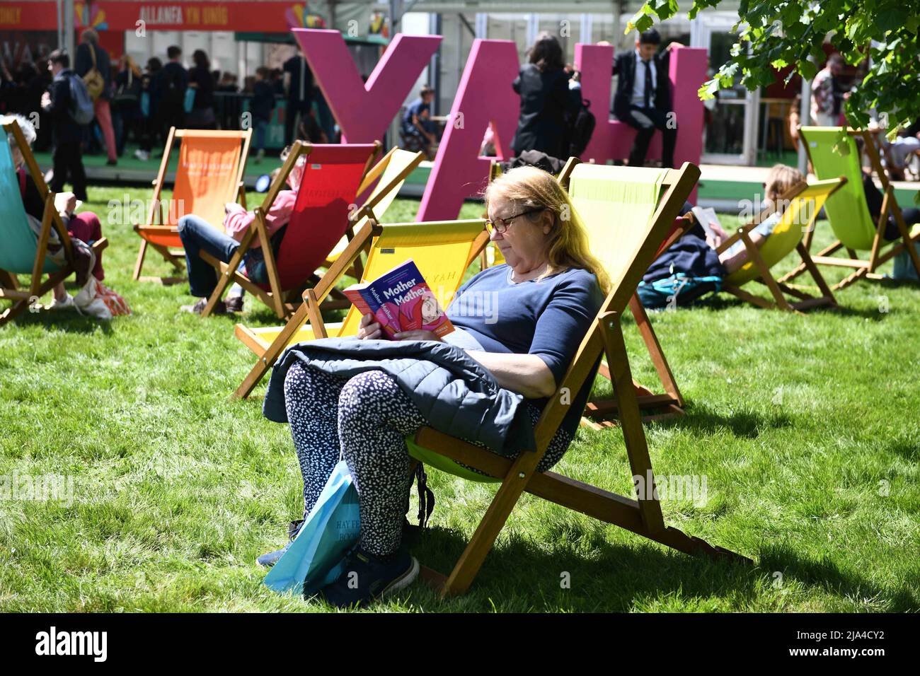 27th mai 2022, Hay-on-Wye, pays de Galles Une femme lit un livre au Hay Festival of Art and Literature 2022 à Powys, pays de Galles. Le festival se tiendra jusqu'à la semaine prochaine et attire des auteurs du monde entier pour participer à l'événement. Banque D'Images