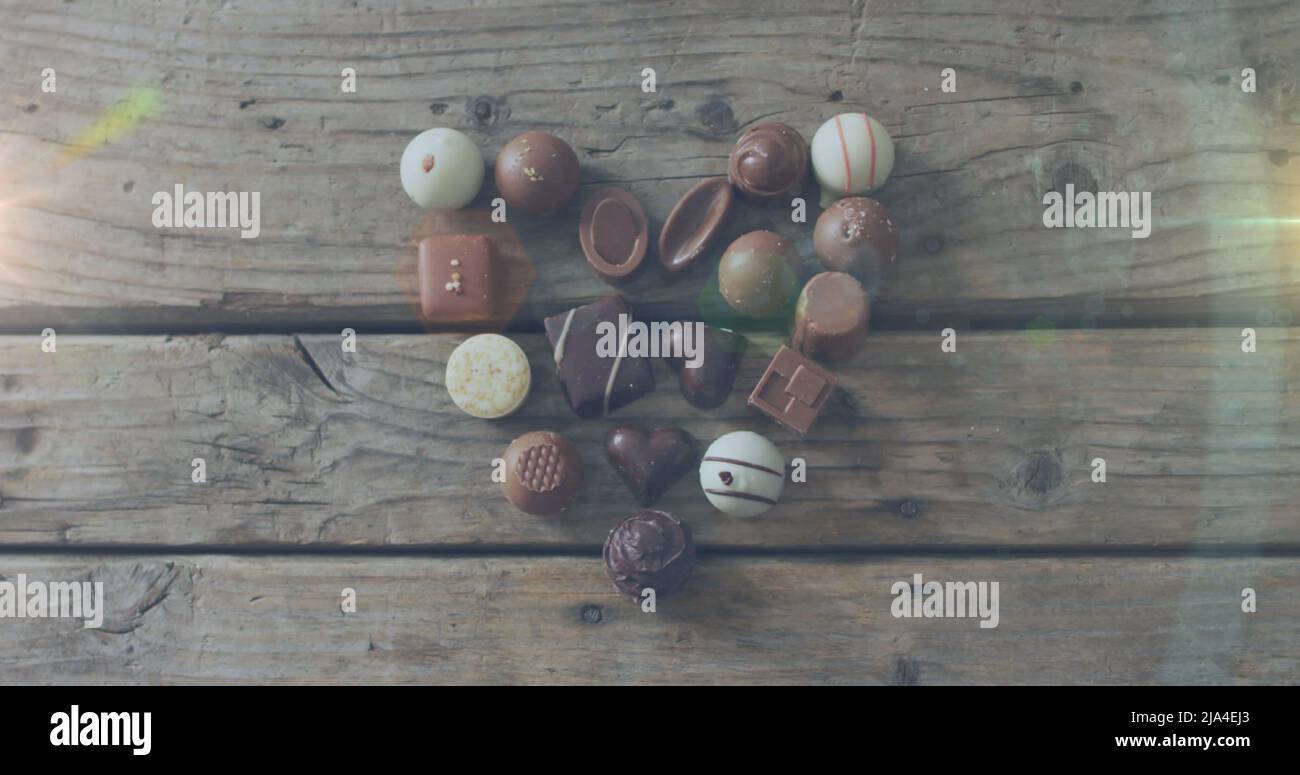 Image de taches de lumière sur le chocolat sur une table en bois Banque D'Images