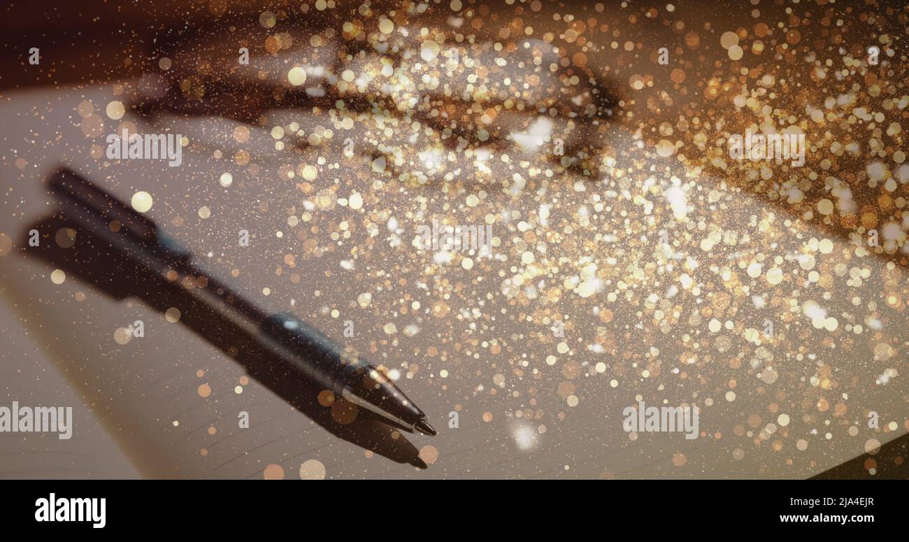 Image de sparkles sur le bloc-notes et le stylo Banque D'Images