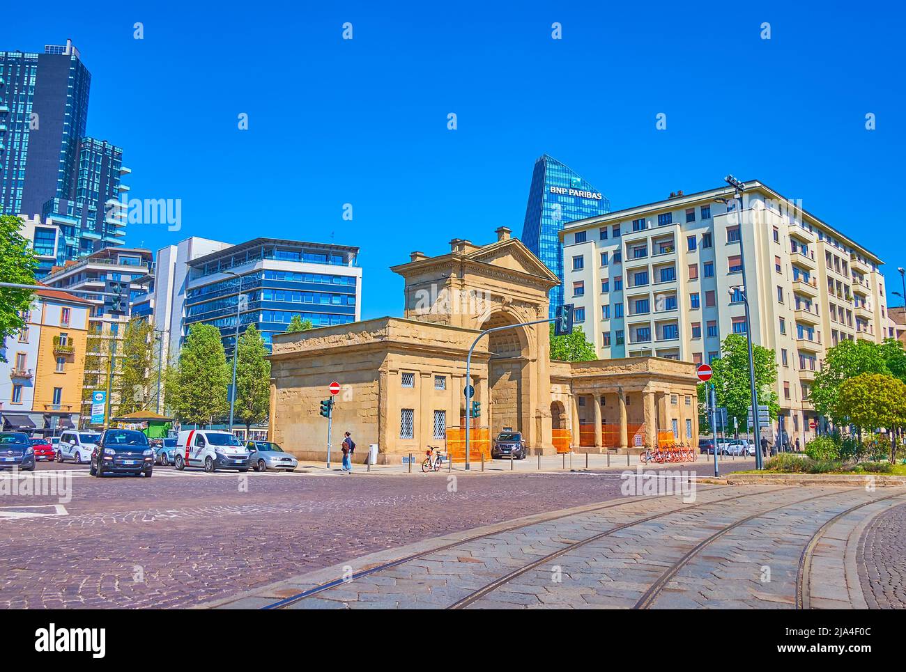 MILAN, ITALIE - 5 AVRIL 2022 : porte Porta Nuova conçue par Giuseppe Zanoia, située au centre de la ville, le 5 avril à Milan, Italie Banque D'Images