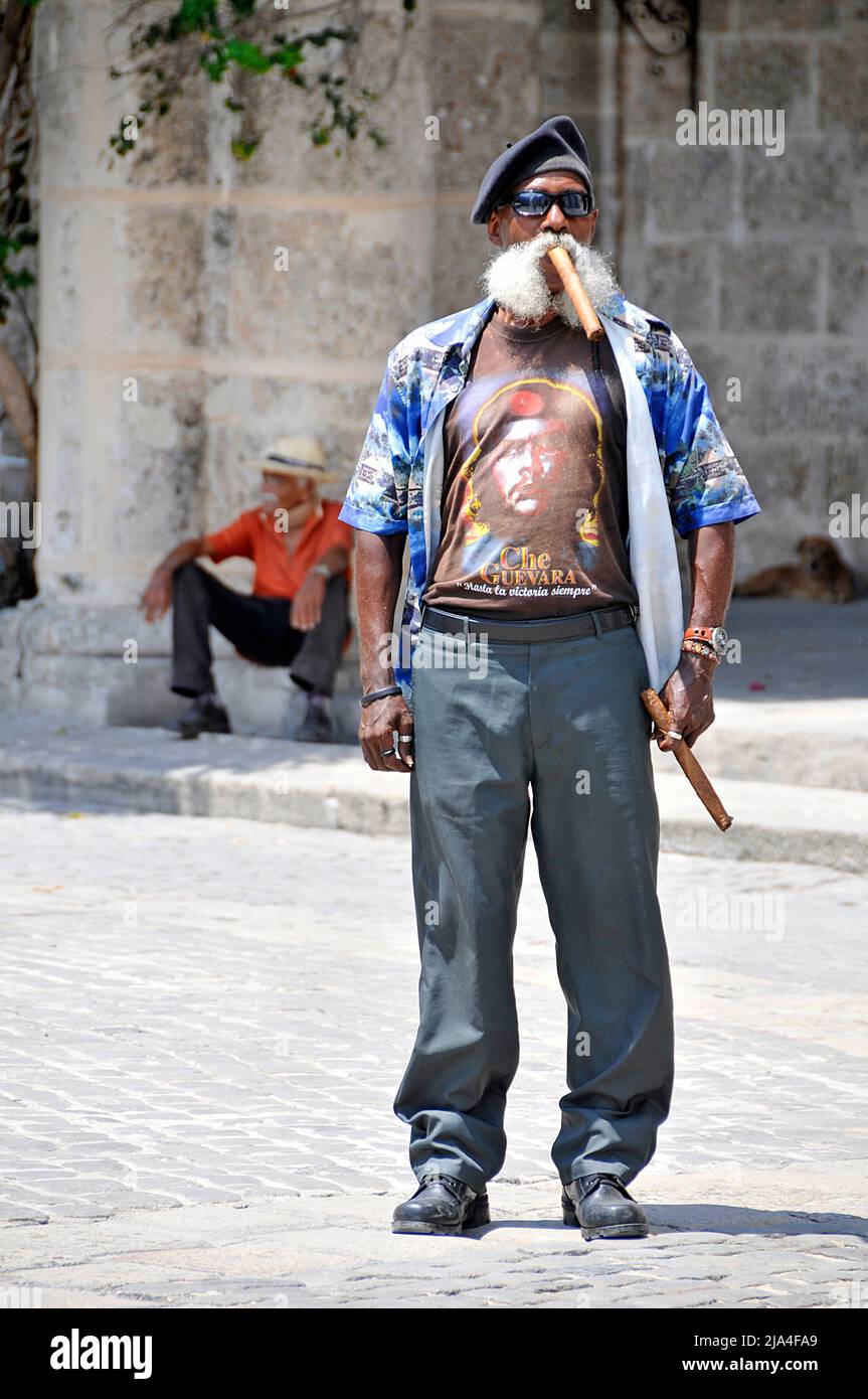 Vieux cubain barbu fumant un gros cigare, Cathedral Plaza, vieille ville historique de la Havane, Cuba, Caraïbes Banque D'Images