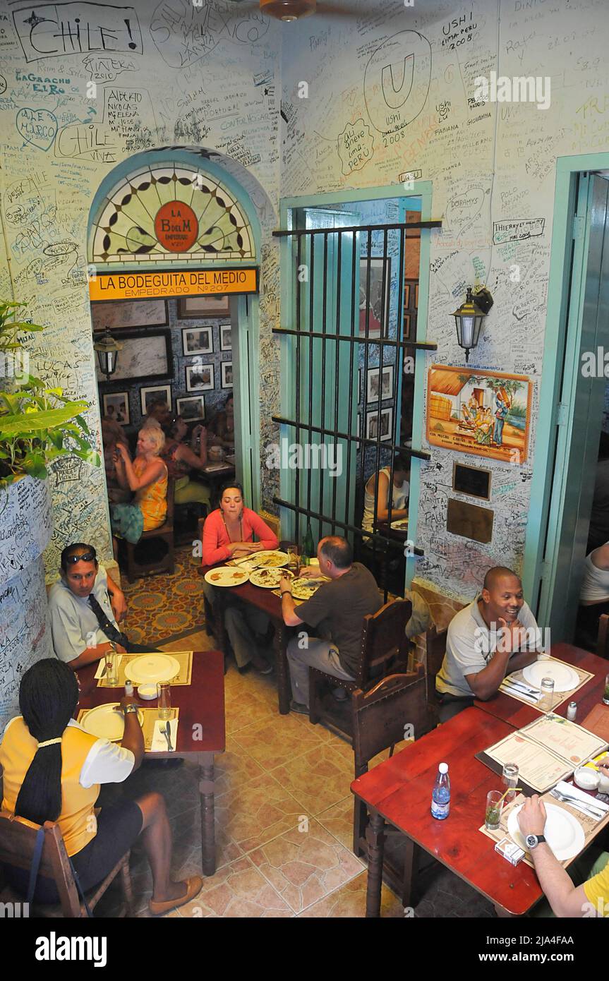 Locaux et touristes dans le bar la Bodeguita del Medio, le bar le plus populaire à la Havane, Cuba, Caraïbes Banque D'Images