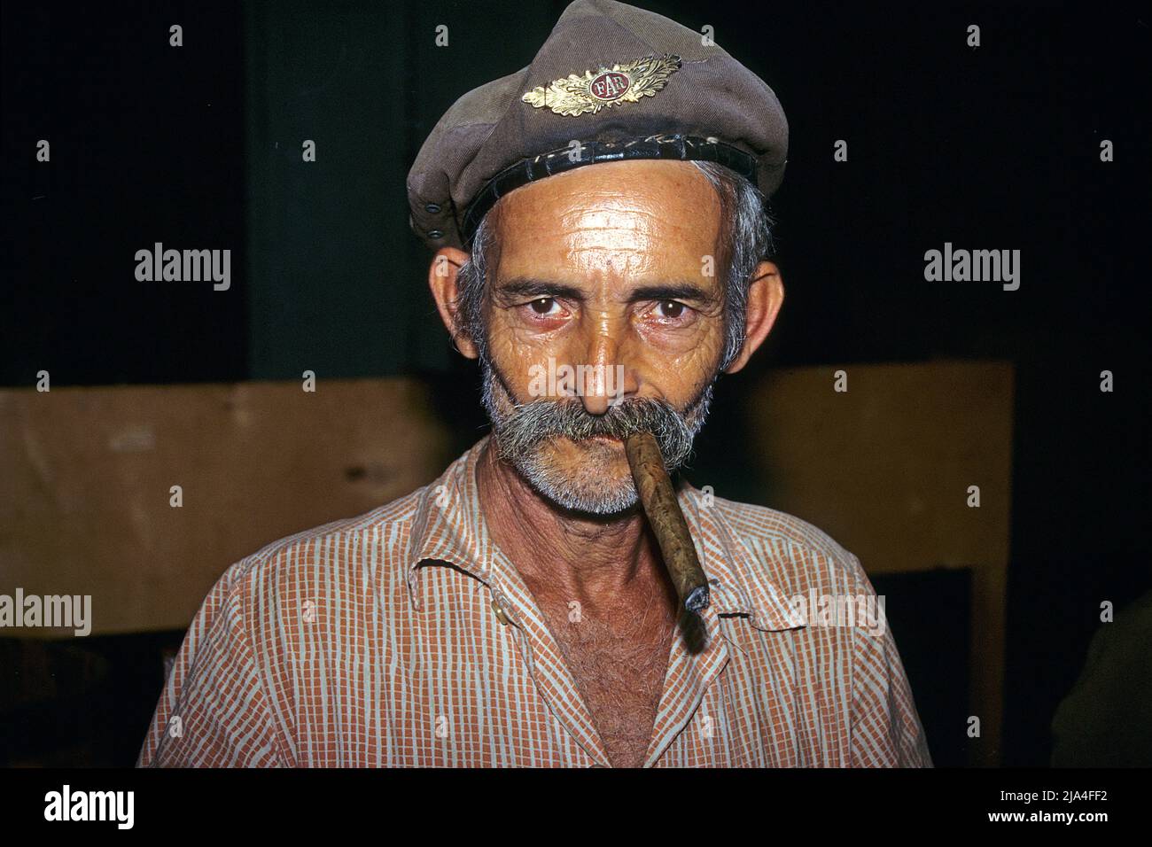 Ancien homme cubain à barbe fumant un cigare, fabrique de cigares à Pinar del Rio, Cuba, Caraïbes Banque D'Images