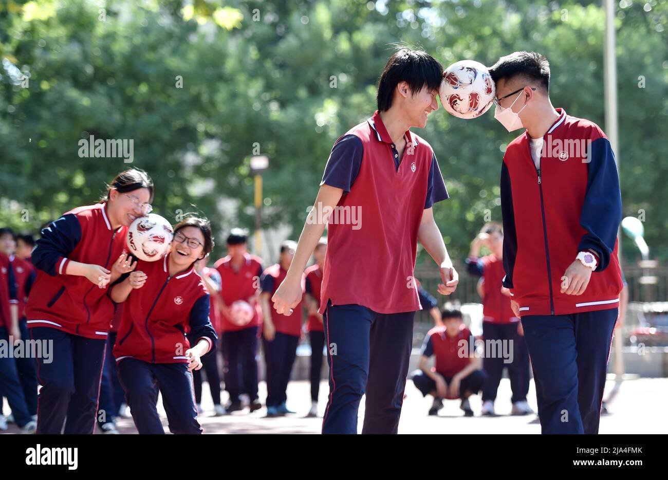 Shijiazhuang, province chinoise du Hebei. 27th mai 2022. Les élèves du secondaire jouent à l'école secondaire Shijiazhuang No.22 à Shijiazhuang, dans la province de Hebei, dans le nord de la Chine, le 27 mai 2022. L'examen d'entrée au collège national de la Chine pour 2022, également connu sous le nom de Gaokao, aura lieu les 7 et 8 juin. Avec les mesures de contrôle COVID-19 mises en place, les écoles de la province de Hebei ont organisé diverses activités pour aider les élèves à se détendre et à rester dans leur meilleure forme pour l'examen d'approche. Credit: Zhang Xiaofeng/Xinhua/Alay Live News Banque D'Images