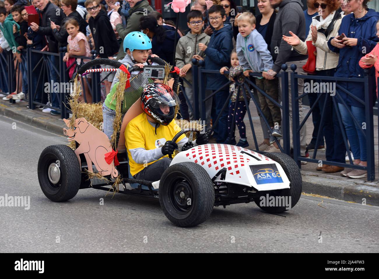 Course Caisse A Savon Crepy En Valois Première édition d'une course de soapbox au coeur du centre-ville de Crépy -en-Valois. Boîte à savon maison qui descend la pente de la rue principale  Photo Stock - Alamy