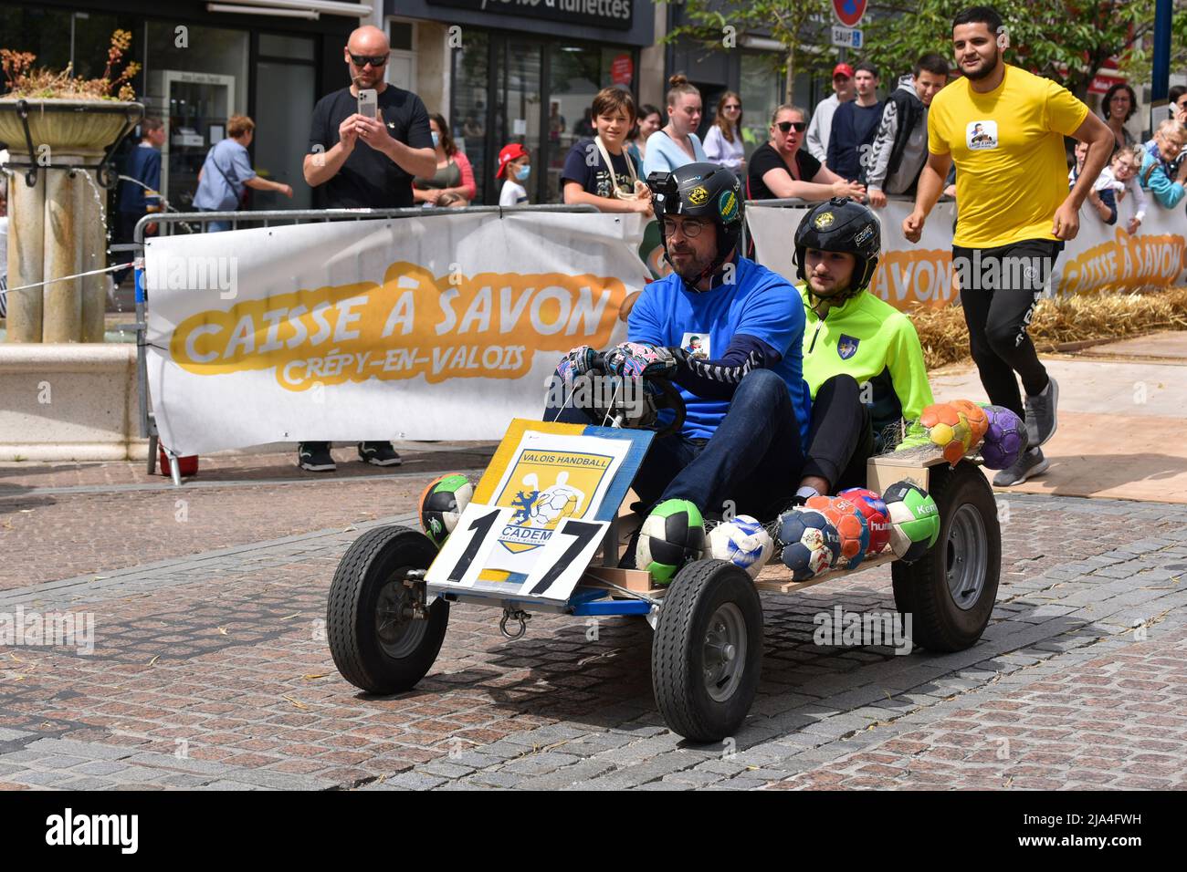Course Caisse A Savon Crepy En Valois Première édition d'une course de soapbox au coeur du centre-ville de Crépy -en-Valois. Boîte à savon maison qui descend la pente de la rue principale  Photo Stock - Alamy