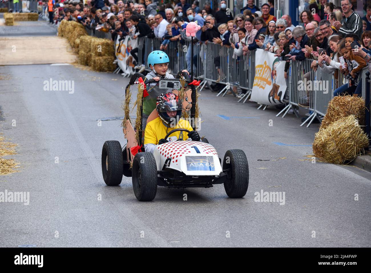 Course Caisse A Savon Crepy En Valois Première édition d'une course de soapbox au coeur du centre-ville de Crépy -en-Valois. Boîte à savon maison qui descend la pente de la rue principale  Photo Stock - Alamy