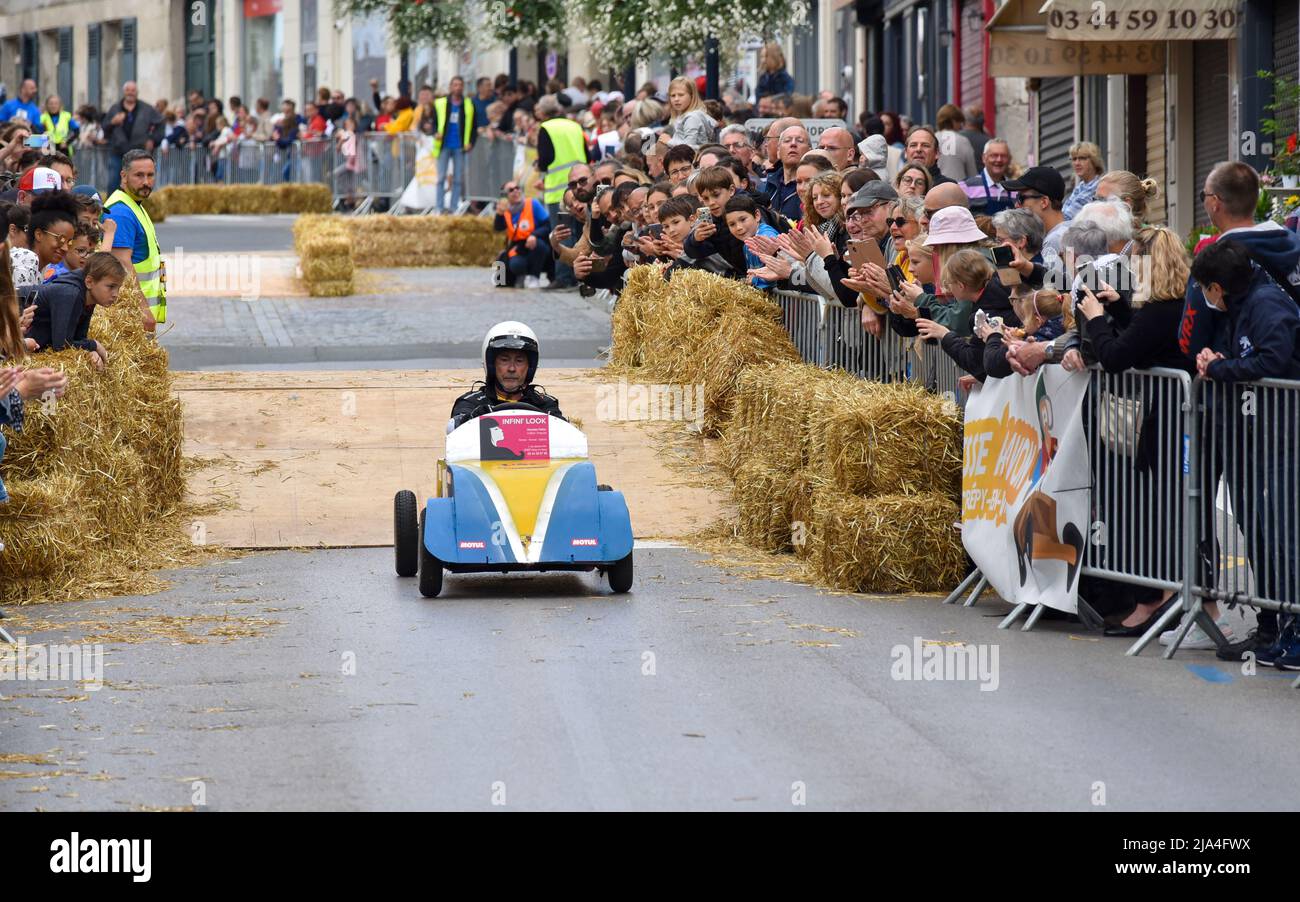 Course Caisse A Savon Crepy En Valois Première édition d'une course de soapbox au coeur du centre-ville de Crépy -en-Valois. Boîte à savon maison qui descend la pente de la rue principale  Photo Stock - Alamy