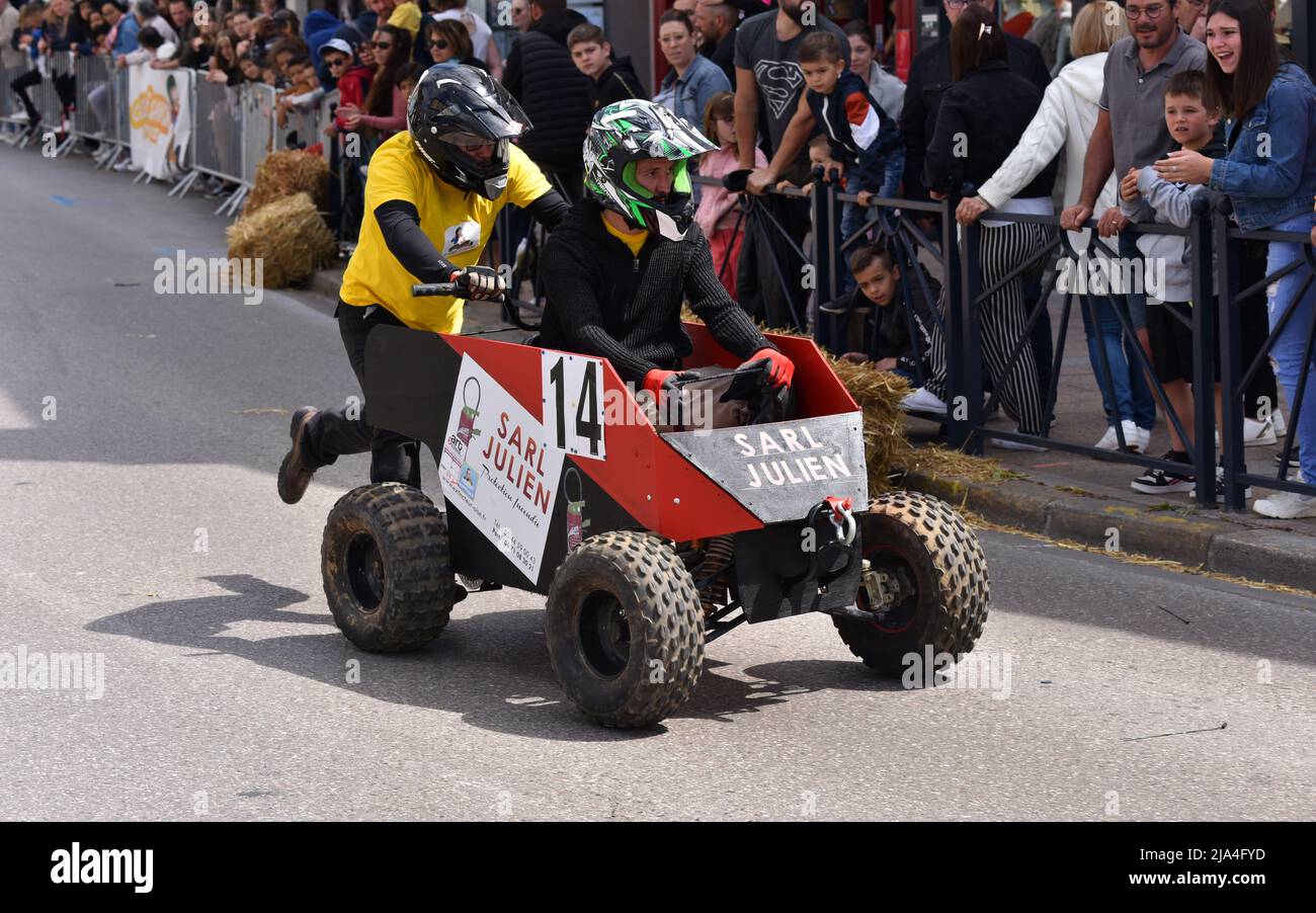 Course Caisse A Savon Crepy En Valois Première édition d'une course de soapbox au coeur du centre-ville de Crépy -en-Valois. Boîte à savon maison qui descend la pente de la rue principale  Photo Stock - Alamy