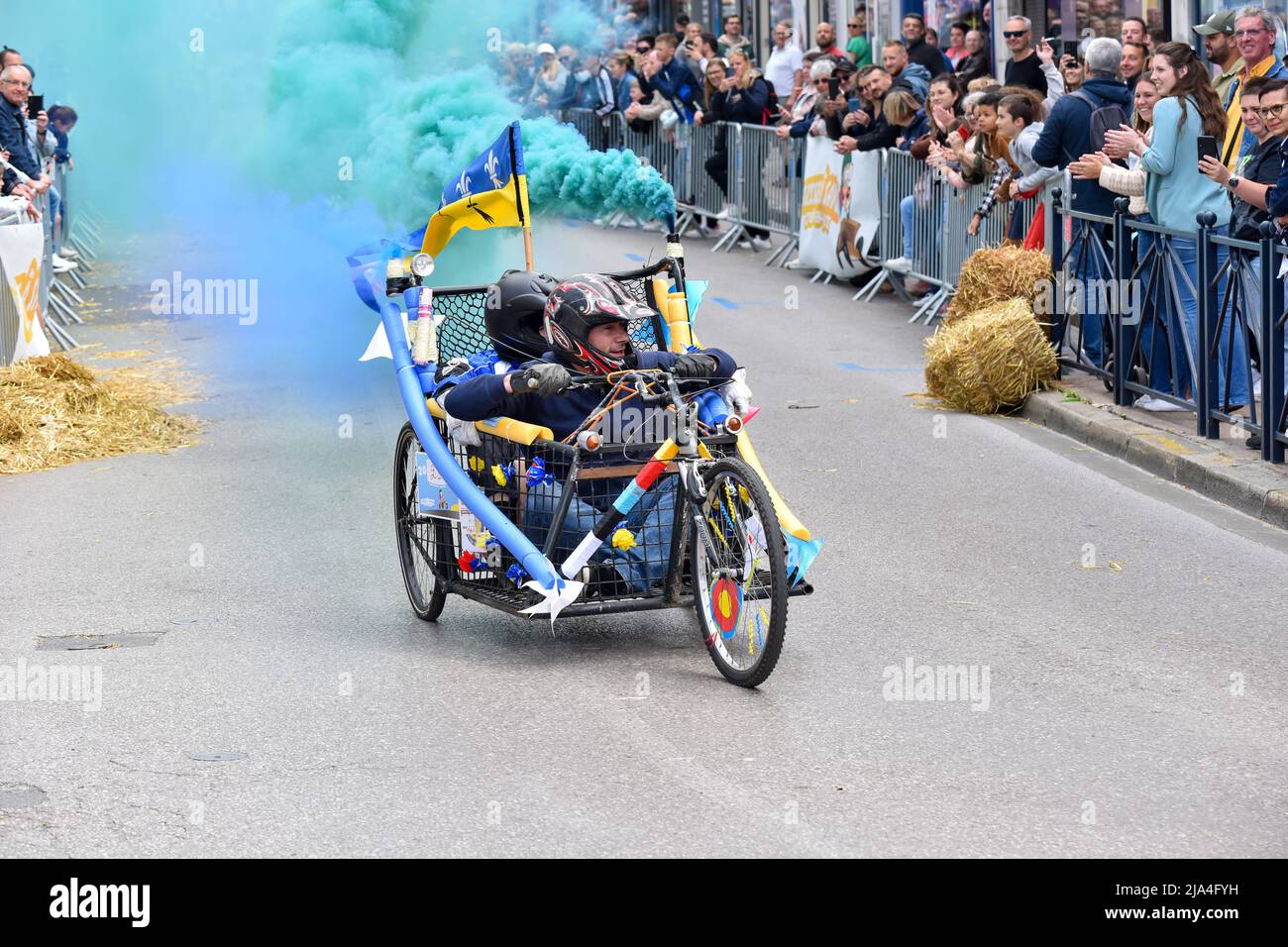 Course Caisse A Savon Crepy En Valois Première édition d'une course de soapbox au coeur du centre-ville de Crépy -en-Valois. Boîte à savon maison qui descend la pente de la rue principale  Photo Stock - Alamy