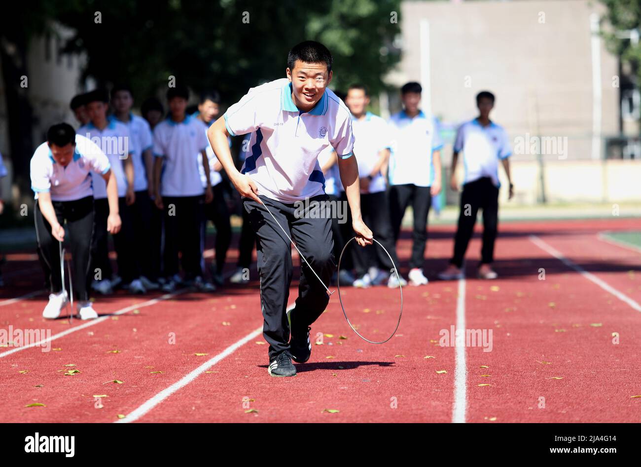 Shijiazhuang, province chinoise du Hebei. 27th mai 2022. Des lycéens seniors jouent à des jeux sur le campus d'une école secondaire à Jinzhou, dans la province de Hebei, dans le nord de la Chine, le 27 mai 2022. L'examen d'entrée au collège national de la Chine pour 2022, également connu sous le nom de Gaokao, aura lieu les 7 et 8 juin. Avec les mesures de contrôle COVID-19 mises en place, les écoles de la province de Hebei ont organisé diverses activités pour aider les élèves à se détendre et à rester dans leur meilleure forme pour l'examen d'approche. Credit: Liang Zidong/Xinhua/Alay Live News Banque D'Images