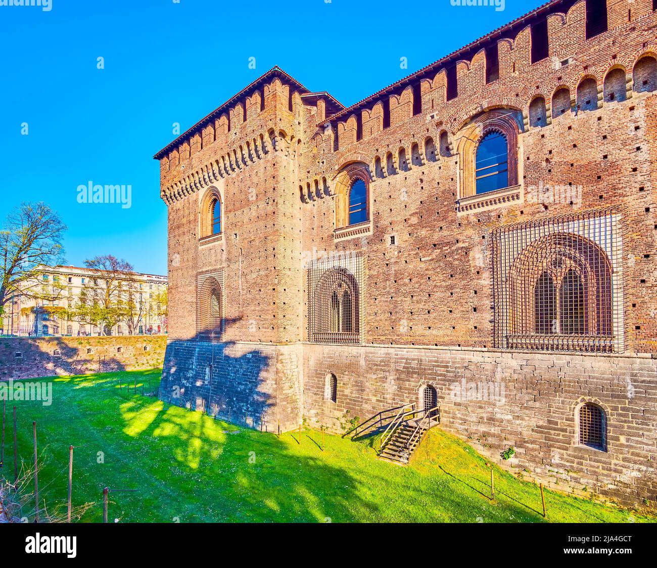 Le chef-d'œuvre médiéval de Milan, Castello Sforzesco (château de Sforza) avec de hauts murs environnants, en Italie Banque D'Images Le chef-d'œuvre médiéval de Milan, Castello Sforzesco (château de Sforza) avec de hauts murs environnants, en Italie Banque D'Images