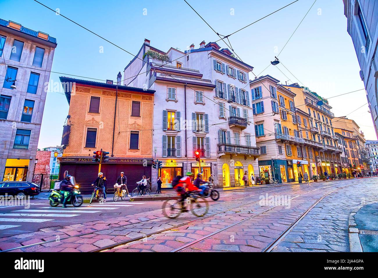 MILAN, ITALIE - 5 AVRIL 2022 : soirée sur la rue Corso Magenta avec bâtiments historiques illuminés dans le quartier central, le 5 avril à Milan, Banque D'Images