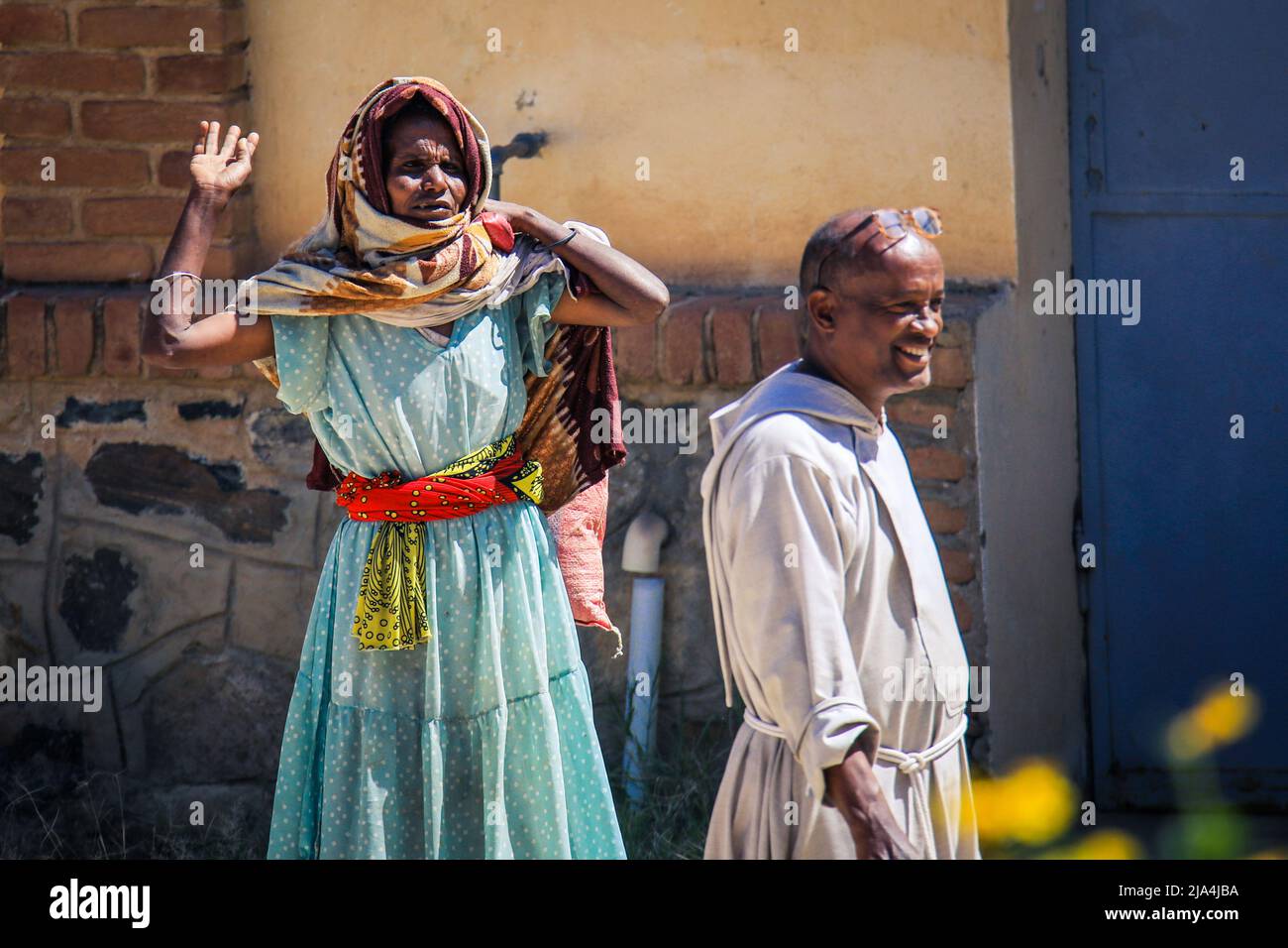 Femme en robe traditionnelle sur la rue Keren Banque D'Images