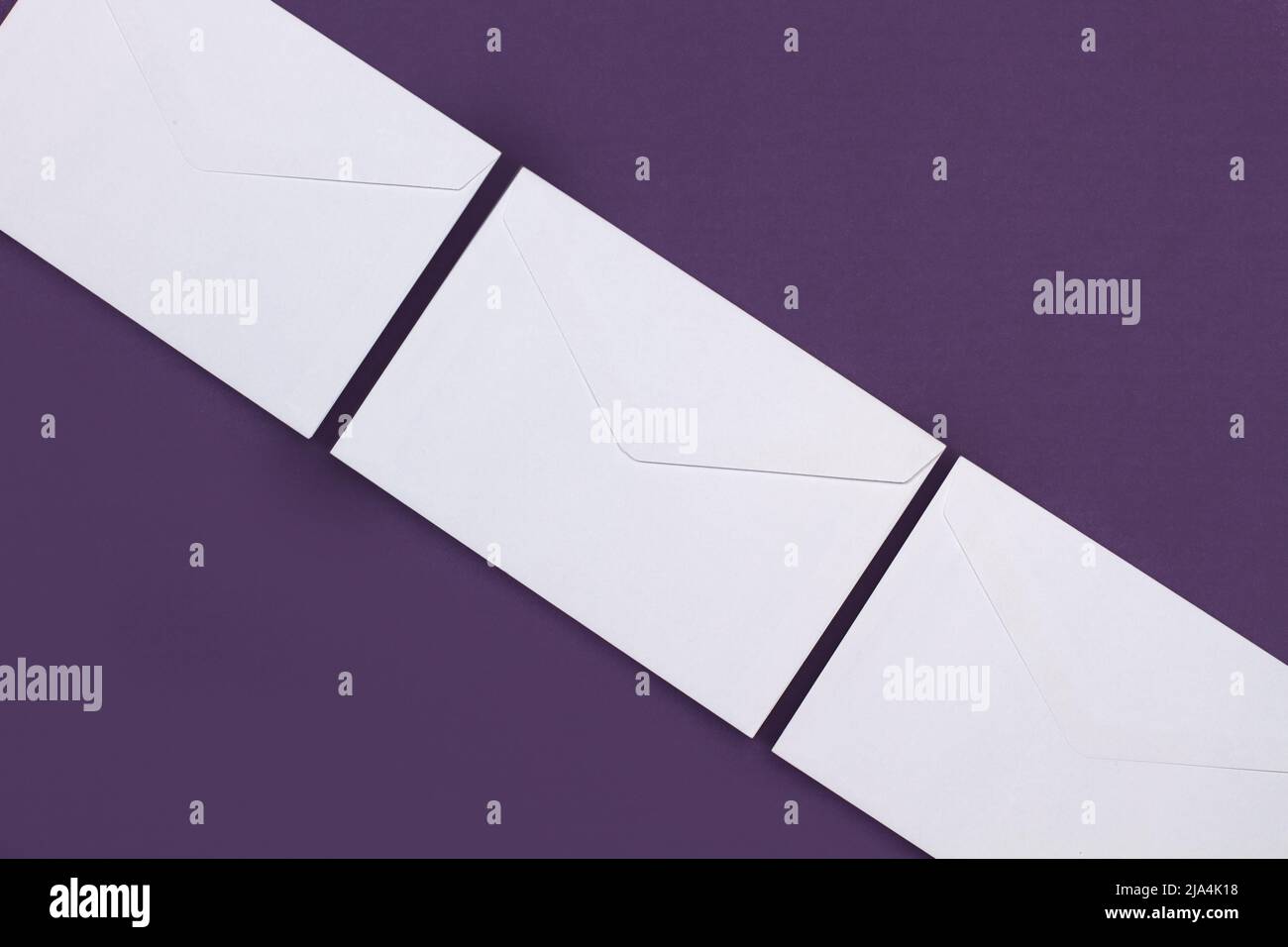 Enveloppes blanches sur fond violet avec espace de copie Banque D'Images