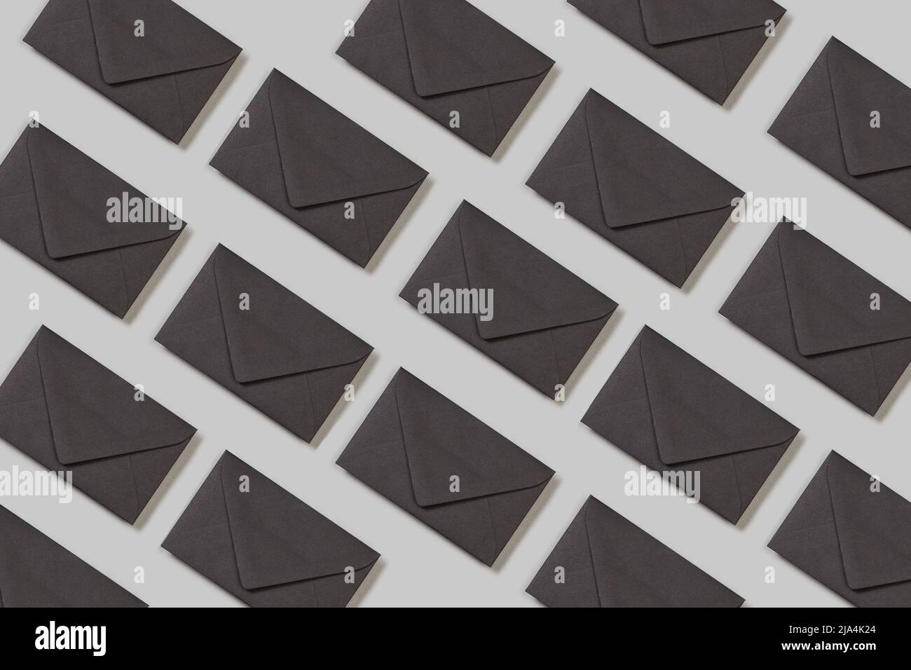 Enveloppes noires sur fond gris dans une vue de dessus Banque D'Images