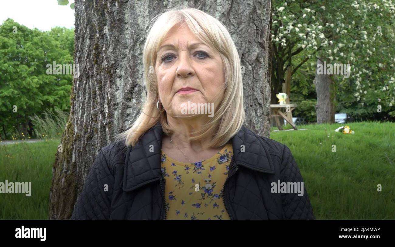 Carolyn Murdoch, membre d'un groupe de soutien Covid, assiste à l'ouverture du mémorial national de Covid en Écosse au Pollok Country Park à Glasgow, pour se souvenir de son défunt père John Connelly, décédé en avril 2020 après avoir contracté Covid dans une maison de soins. Date de la photo: Vendredi 27 mai 2022. Banque D'Images