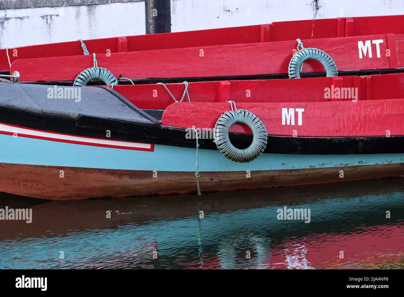 Moliceiros bateau amarré le long d'un canal à Aveiro Banque D'Images