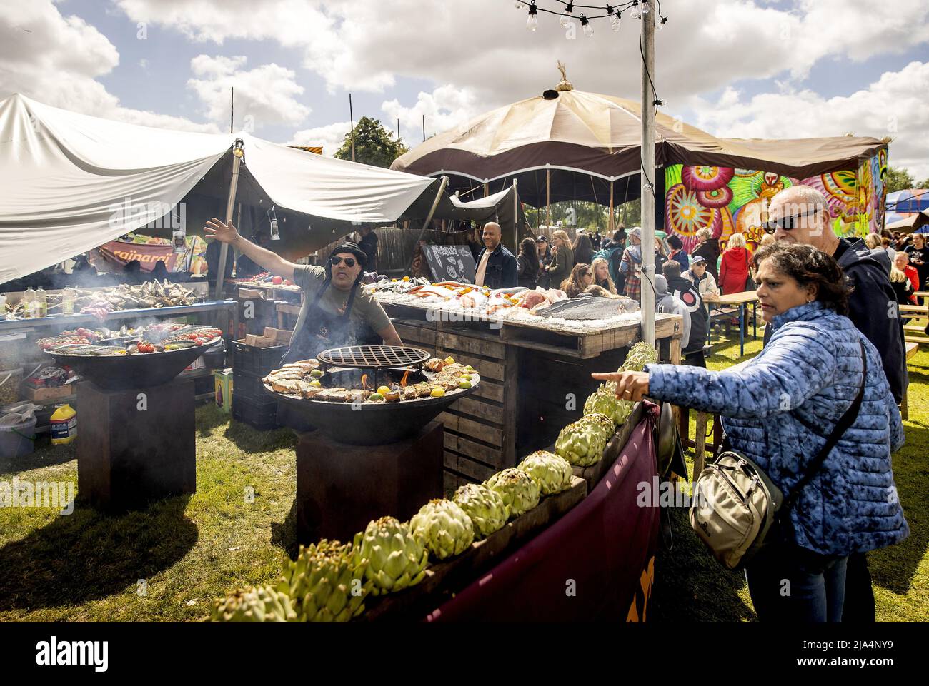 Amsterdam, pays-Bas. 27th mai 2022. 2022-05-27 15:18:56 AMSTERDAM - le public apprécie la nourriture et la musique au festival de camion de nourriture Rolling cuisines pendant le week-end de l'Ascension dans le Westerpark. Le nombre de camions alimentaires aux pays-Bas a plus que doublé au cours des cinq dernières années. Les camions sont principalement utilisés dans les festivals. ANP KOEN VAN WEEL pays-bas - belgique sortie crédit: ANP/Alay Live News Banque D'Images