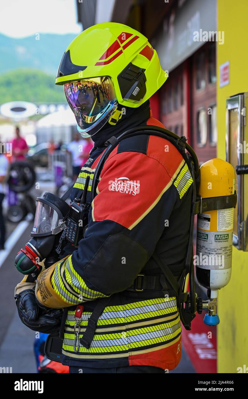 Patak, une petite électrique  - Page 5 Circuit-international-de-mugello-mugello-italie-27-mai-2022-pitline-pompier-de-securite-pendant-gran-premio-d-italia-oakley-motogp-pratique-libre-championnat-du-monde-motogp-credit-live-media-publishing-group-alay-live-news-2ja4r66