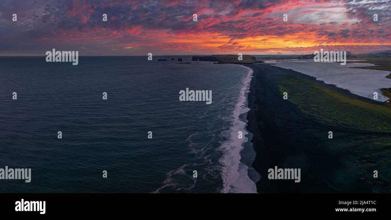 Plage de sable noir d'Islande avec d'énormes vagues à Reynisfjara Vik. Banque D'Images