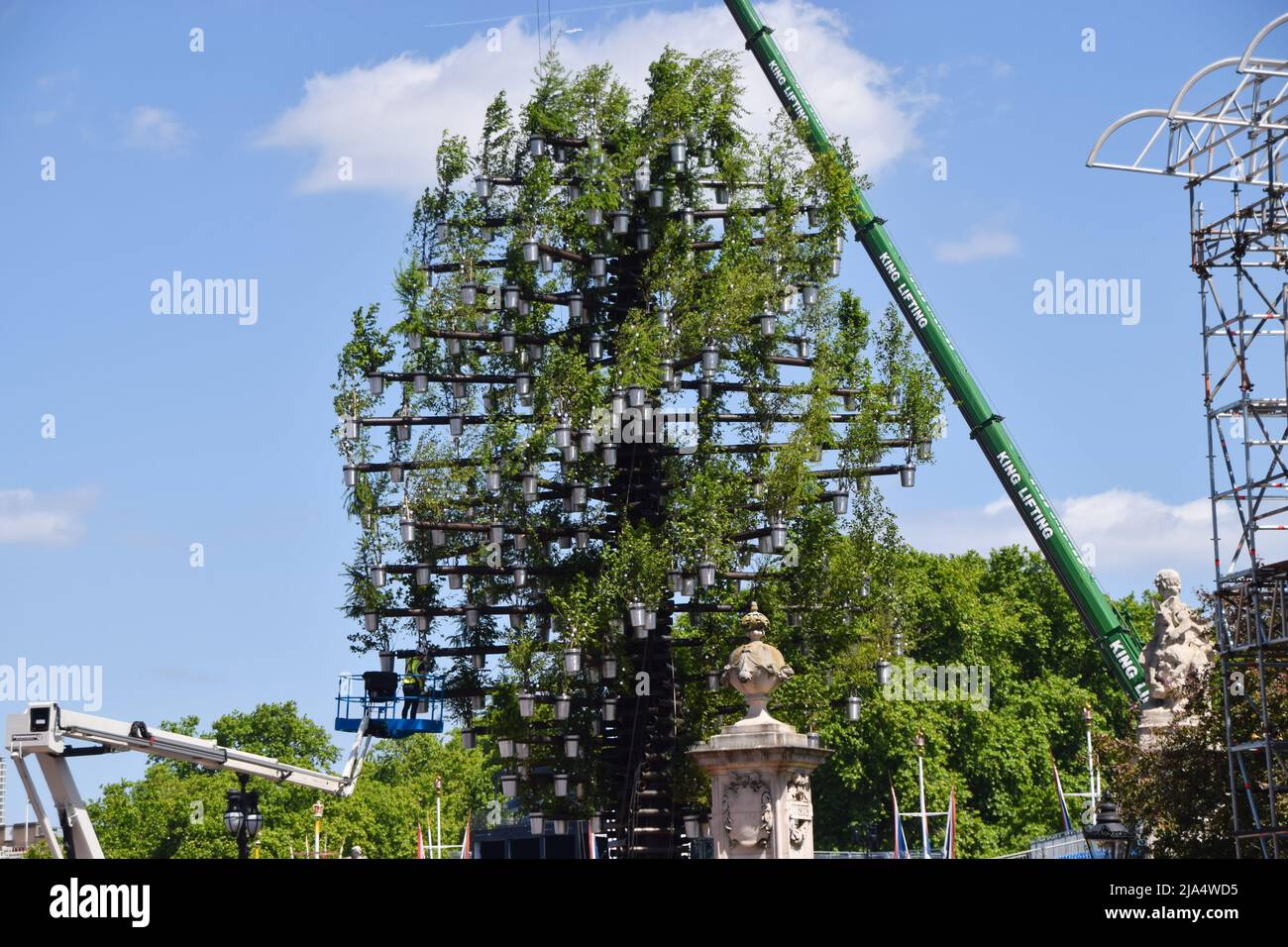 Londres, Royaume-Uni. 27th mai 2022. La sculpture « arbre d'arbres » de Thomas Heatherwick est achevée à l'extérieur du Palais de Buckingham, alors que les préparatifs finaux ont lieu pour le Jubilé de platine de la Reine, marquant ainsi le 70th anniversaire de l'accession de la Reine au trône. Un week-end spécial prolongé du Jubilé de platine aura lieu du 2nd au 5th juin. Credit: Vuk Valcic/Alamy Live News Banque D'Images