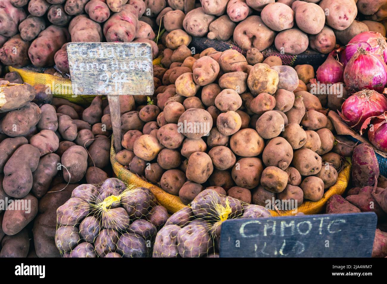 Différents types de pommes de terre sur le marché local de la ville d'Arequipa, Pérou, Amérique du Sud. Banque D'Images