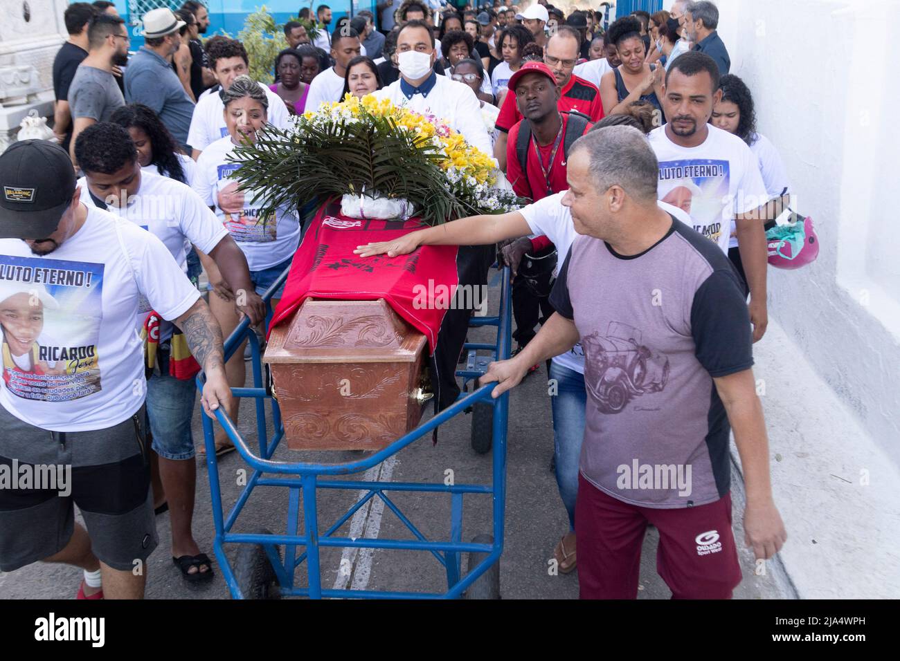 La famille et les amis disent Au revoir au chauffeur de taxi de moto Ricardo José Cruz Zacarias Jr, qui a été l'une des victimes de la perquisition de police dans la communauté de Vila Cruzeiro qui a tué 26 personnes à Complexo da Penha, Rio de Janeiro, Brésil, le 26 mai 2022. (Photo de Carlos Elias Junior/Fotoarena/Sipa USA) Banque D'Images