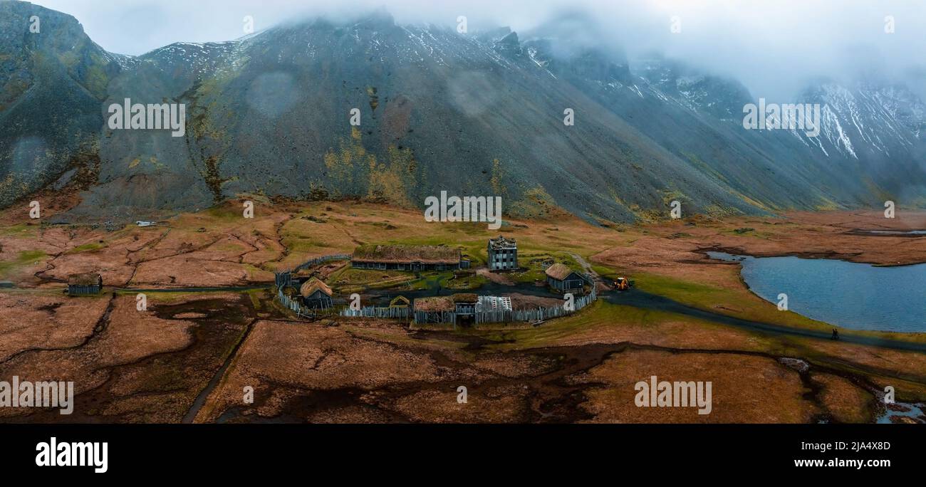 Vue aérienne d'un village viking lors d'une journée pluvieuse en Islande. Banque D'Images