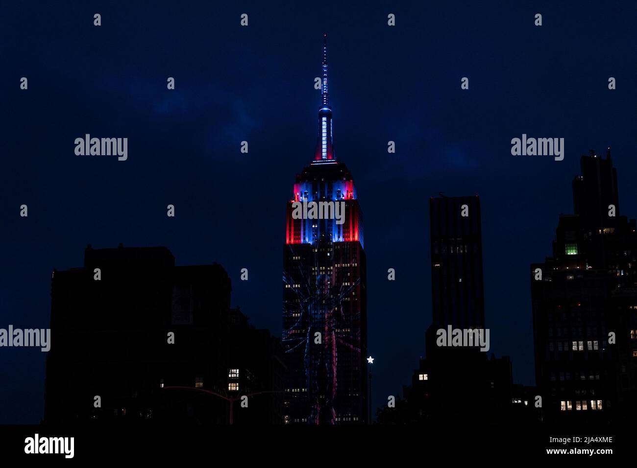 26 mai 2022, New York, New York, États-Unis : le portail officiel de Netflix à l'envers est projeté sur l'Empire State Building dans le cadre d'un événement mondial sur tous les continents. Les fans se sont rassemblés sur Flatiron Plaza South pour regarder la projection. Les fans ont été traités avec des chapeaux, des bonbons et des pizzas gratuits. L'événement a marqué la saison 4â‚ â â â„ â â â â s attendu de longue date de retour pour les fans autour du monde. (Credit image: © Lev Radin/Pacific Press via ZUMA Press Wire) Banque D'Images