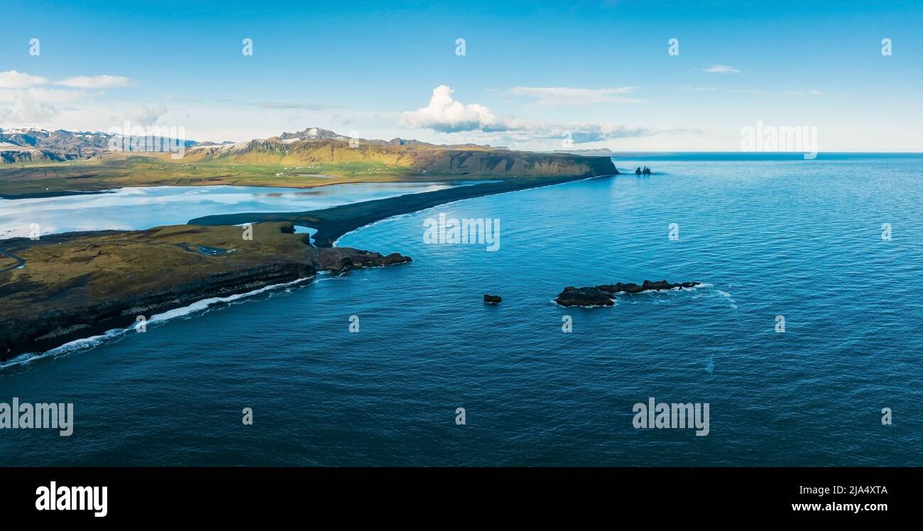 Vue aérienne de la côte islandaise sur la plage noire. Banque D'Images