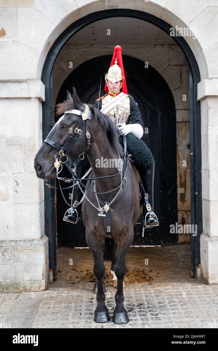 Londres, Royaume-Uni - 3 mai 2022 : les gardes de vie à cheval à l'extérieur de Horse Guards Parade à Londres Banque D'Images