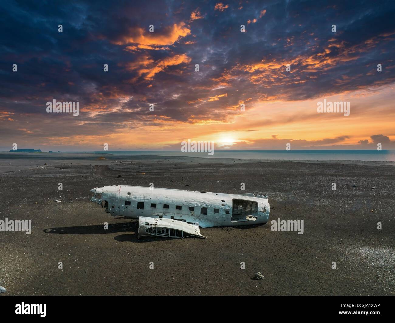 Vue aérienne de l'ancien avion écrasé abandonné sur la plage de Solheimasandur près de Vik, Islande. Banque D'Images