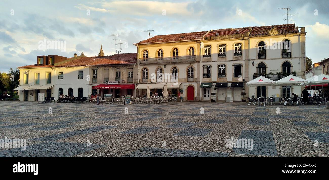 Maisons de ville traditionnelles du côté sud de Praca de Mouzinho Albuquerque, Batalha, Portugal Banque D'Images