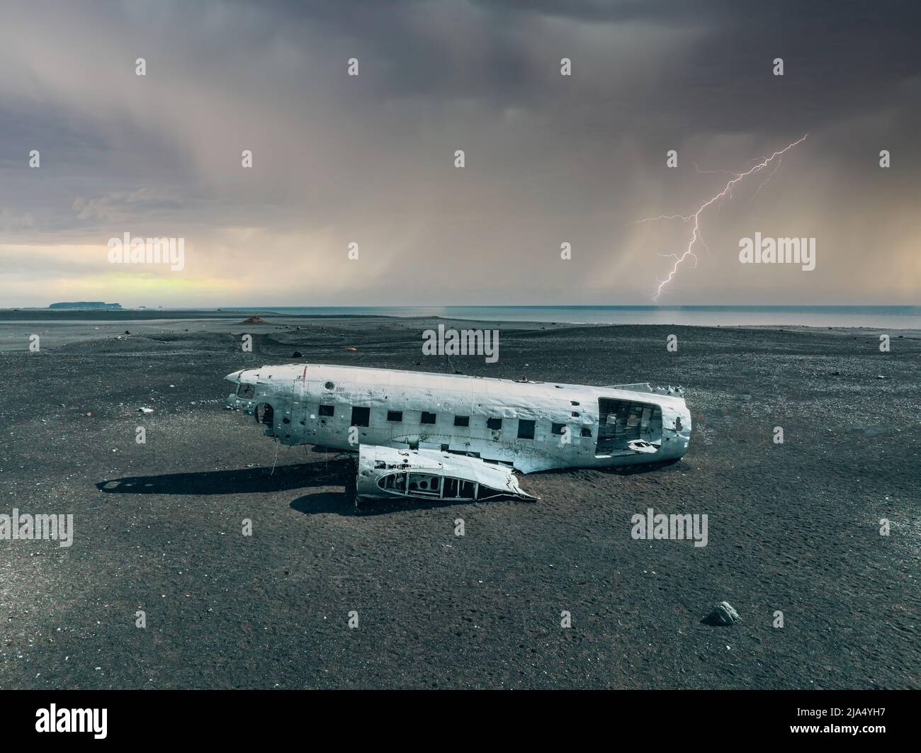 Vue aérienne de l'ancien avion écrasé abandonné sur la plage de Solheimasandur près de Vik, Islande. Banque D'Images