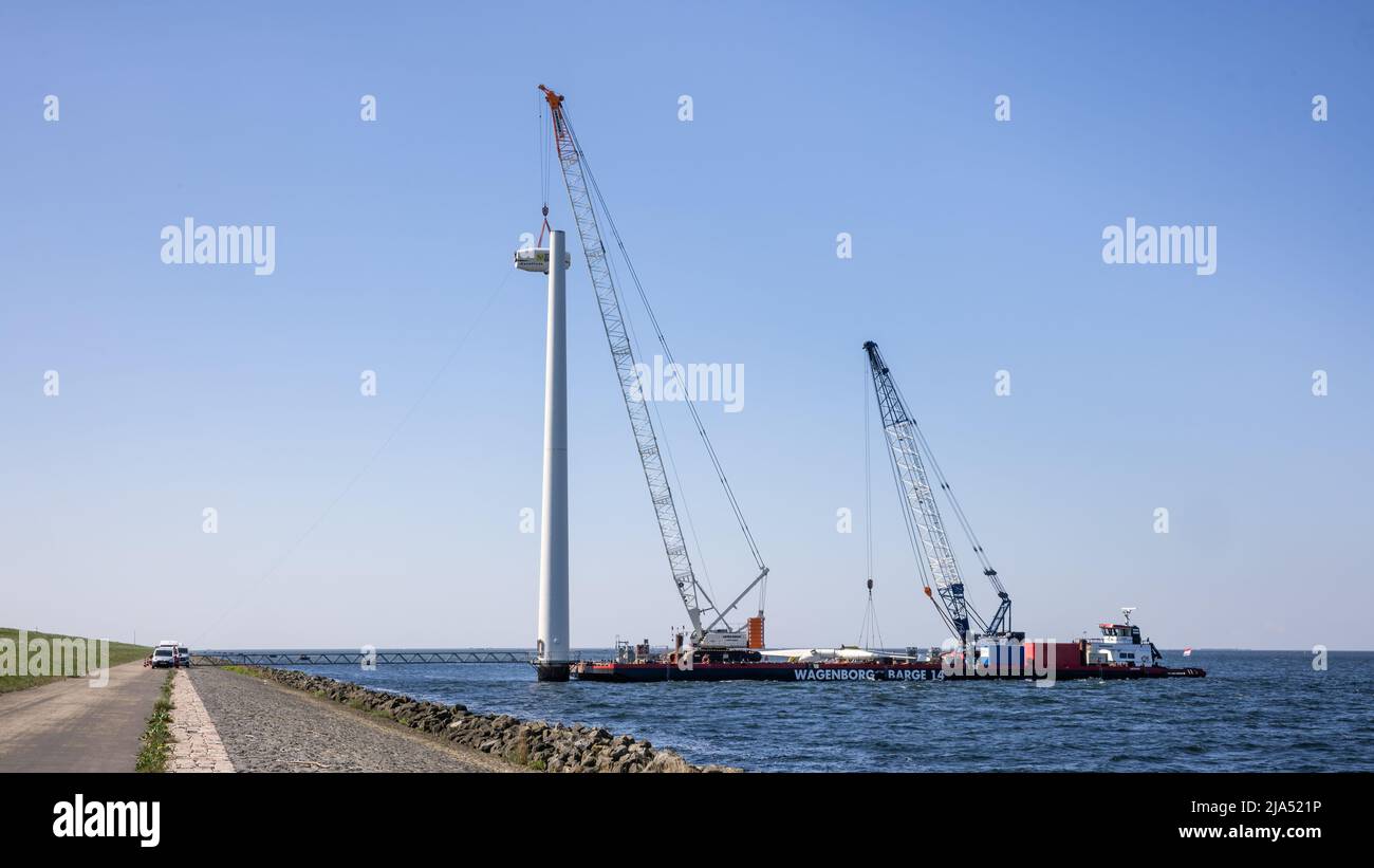 Lelystad, pays-Bas - 22 avril 2022 : télécabine de levage de navires-grues pour démolition d'une ferme éolienne offshore Banque D'Images
