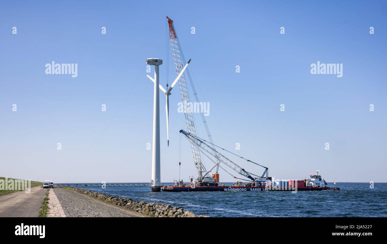 Lelystad, pays-Bas - 22 avril 2022 : hélice de levage de navires-grues pour démolition d'une ferme éolienne offshore Banque D'Images