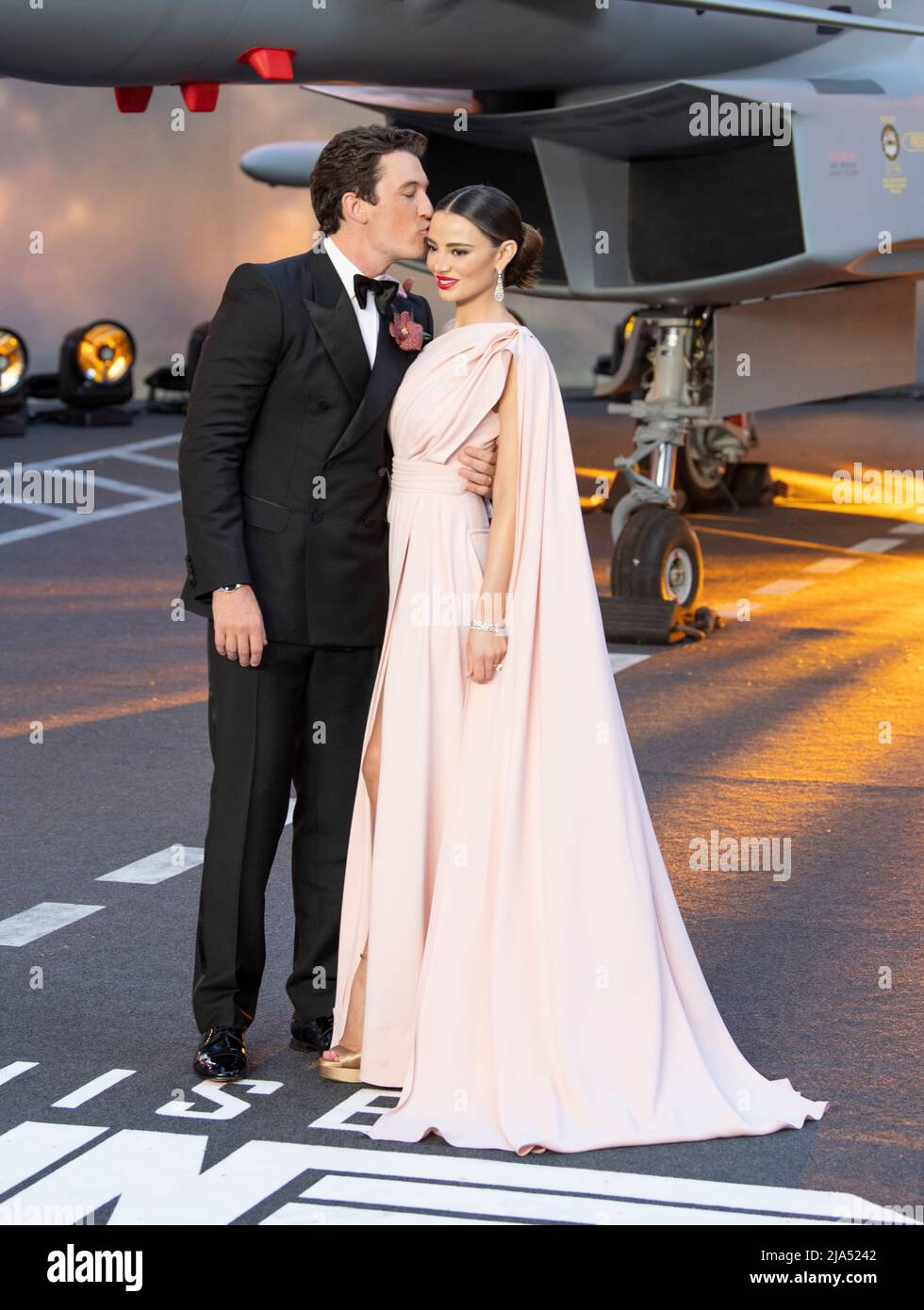 Miles Teller et Keleigh Sperry assistent à la représentation du film Royal « Top Gun: Maverick » à Leicester Square le 19 mai 2022 à Londres, en Angleterre. Banque D'Images