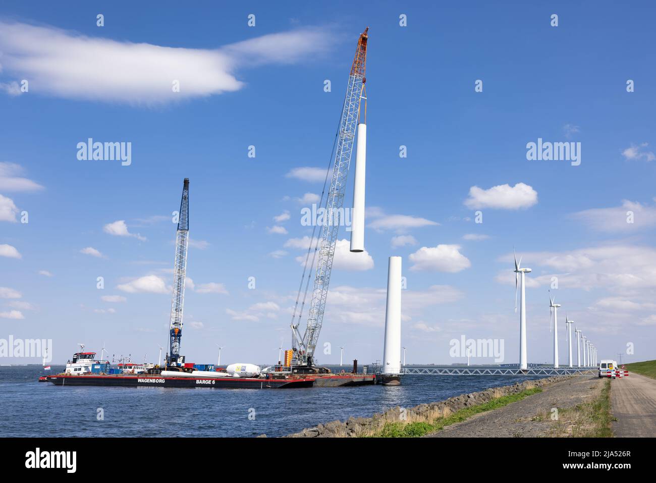 Lelystad, pays-Bas - 22 avril 2022 : navire-grue et navire de ravitaillement chargé de la démolition de l'ancienne éolienne offshore Banque D'Images