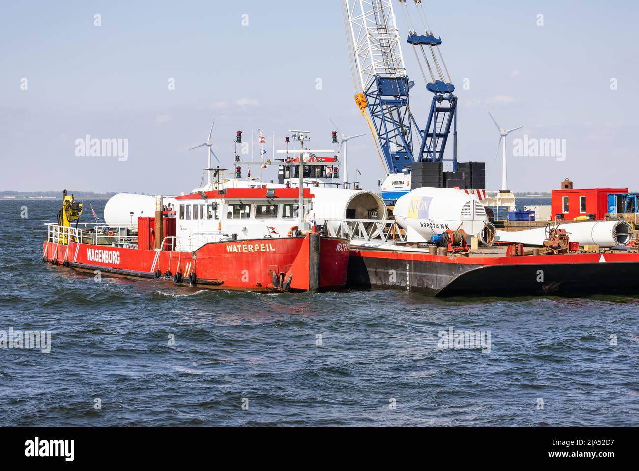 Lelystad, pays-Bas - 22 avril 2022 : navire-grue et navire de ravitaillement chargé de la démolition de l'ancienne éolienne offshore Banque D'Images